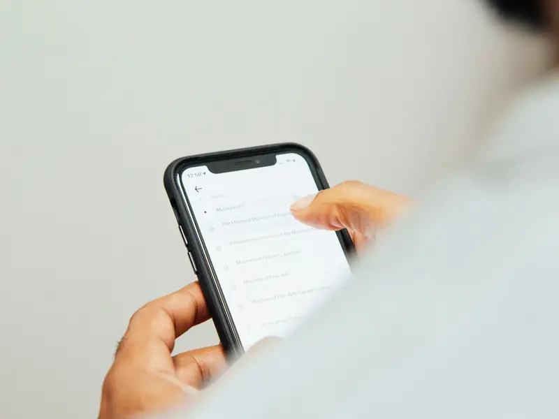 A person reading a chat on a smartphone